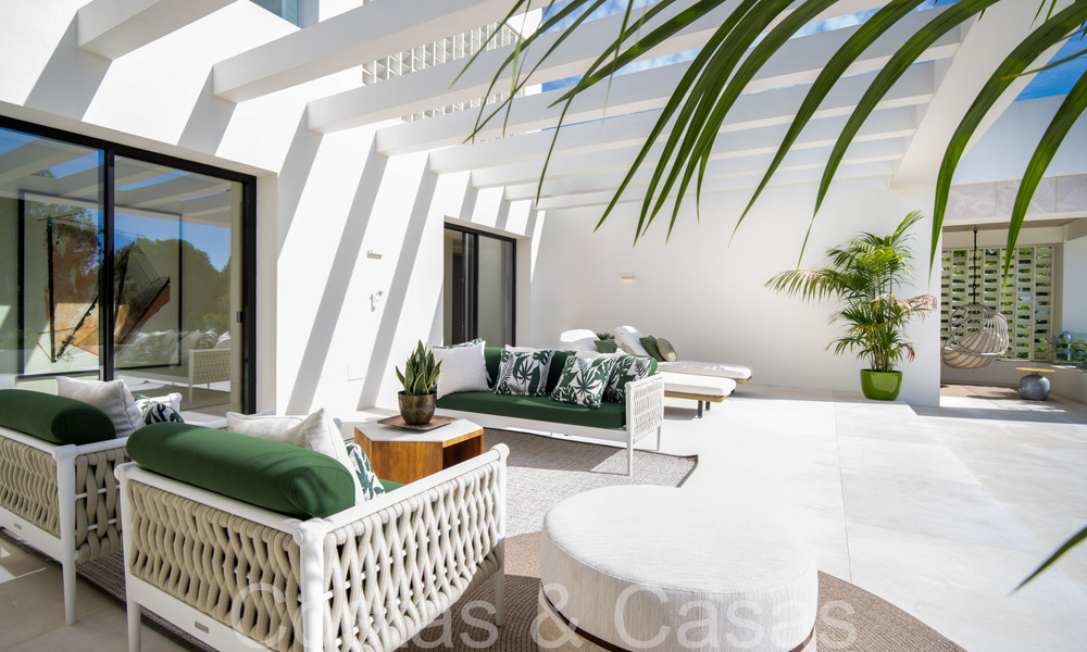 Moderne luxevilla te koop in een gated urbanisatie op Marbella’s Golden Mile 70762