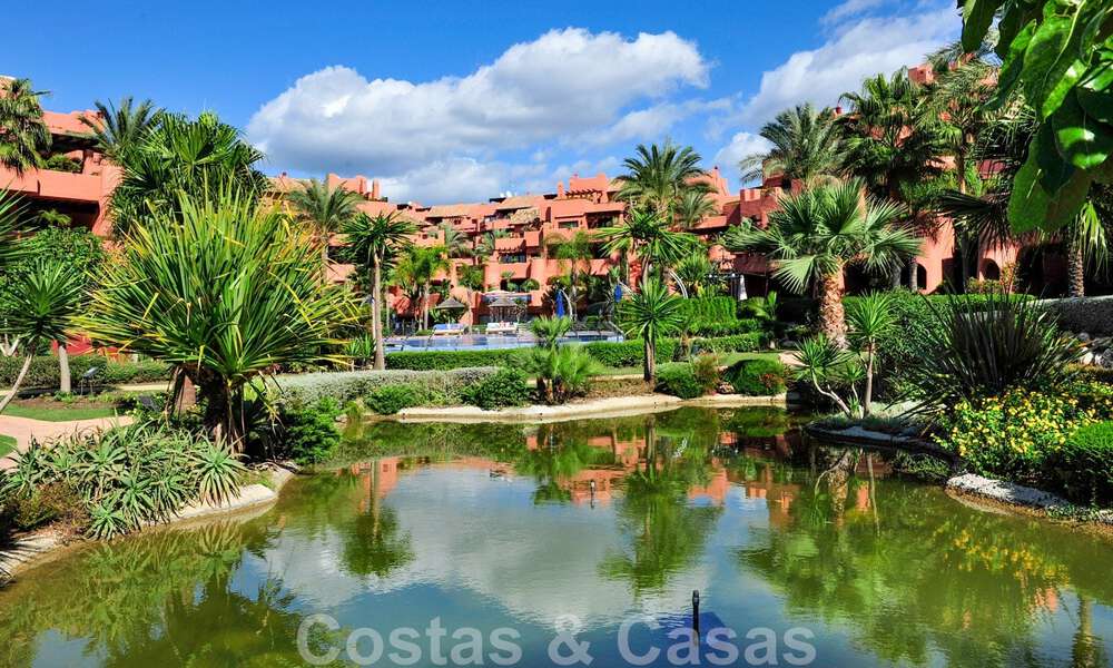 Luxueus begane grond appartement te koop in een vijfsterren strandcomplex op de New Golden Mile tussen Marbella en Estepona 71407