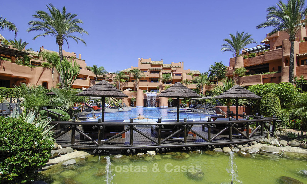 Luxueus begane grond appartement te koop in een vijfsterren strandcomplex op de New Golden Mile tussen Marbella en Estepona 71409