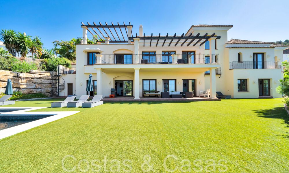 Tijdloze Spaanse luxevilla met panoramisch zeezicht te koop in een beveiligde urbanisatie van Marbella - Benahavis 71546