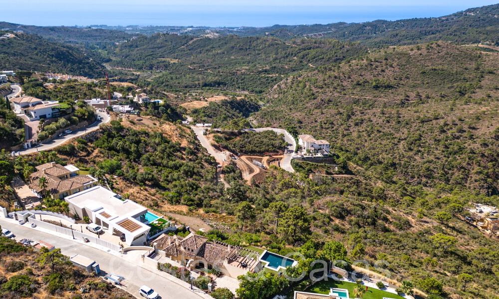 Tijdloze Spaanse luxevilla met panoramisch zeezicht te koop in een beveiligde urbanisatie van Marbella - Benahavis 71568