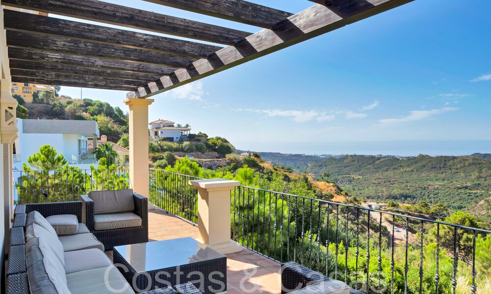 Tijdloze Spaanse luxevilla met panoramisch zeezicht te koop in een beveiligde urbanisatie van Marbella - Benahavis 71577