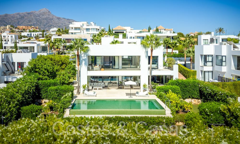 Superieure nieuwbouwvilla met moderne architectuur te koop in een gated community in Nueva Andalucia, Marbella 71681