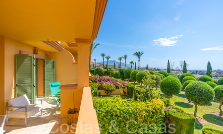 Prachtig Mediterraan appartement te koop in een vijfsterren golfresort op de New Golden Mile in Benahavis - Marbella 71649