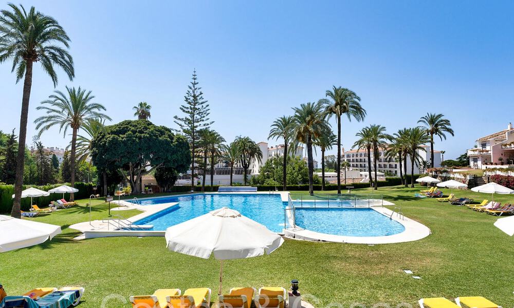 Tuinappartement met 3 slaapkamers te koop op loopafstand van Puerto Banus, Marbella 71810