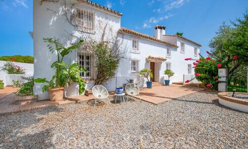 Charmante, traditionele villa te koop met gastenverblijf en tennisbaan, dicht bij het strand in Benahavis - Marbella 71889