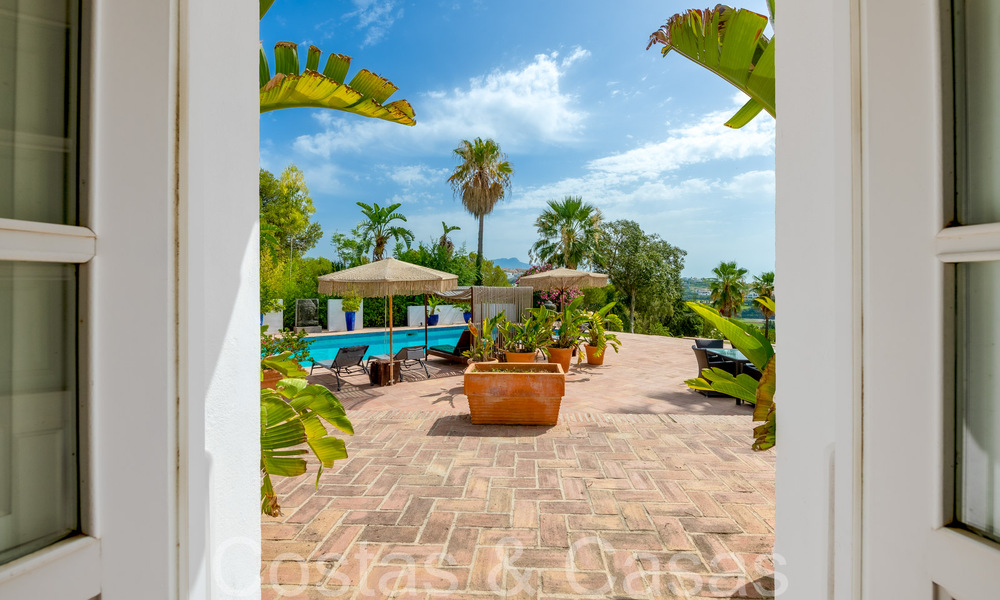 Charmante, traditionele villa te koop met gastenverblijf en tennisbaan, dicht bij het strand in Benahavis - Marbella 71901