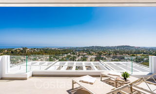 Sfeervol hedendaags Mediterraan luxe penthouse te koop met onbelemmerd panoramisch uitzicht in Nueva Andalucia, Marbella 71923 