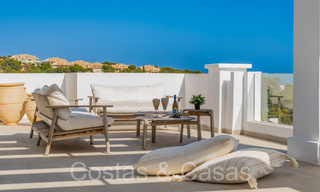 Sfeervol hedendaags Mediterraan luxe penthouse te koop met onbelemmerd panoramisch uitzicht in Nueva Andalucia, Marbella 71926 