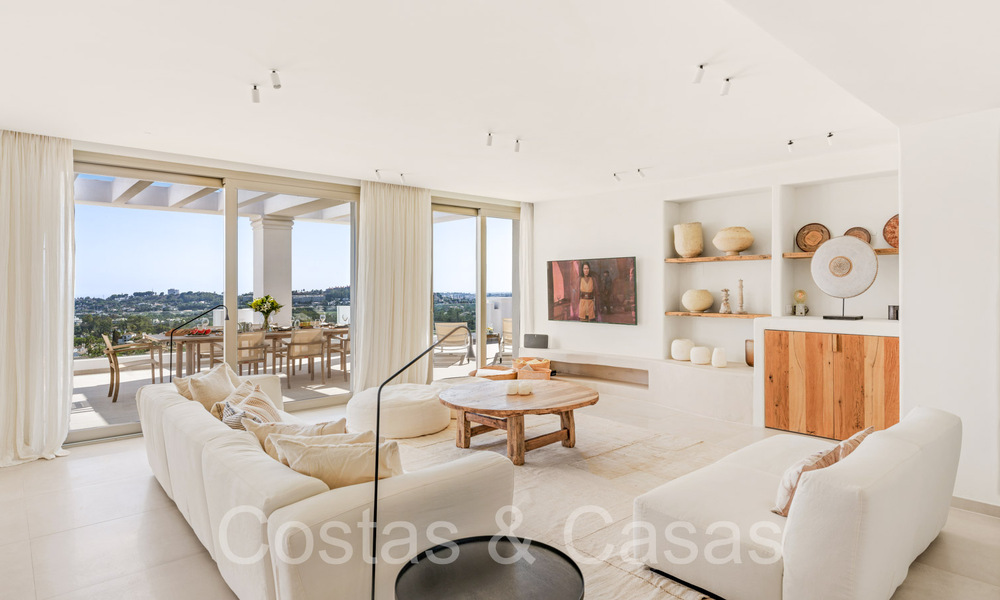 Sfeervol hedendaags Mediterraan luxe penthouse te koop met onbelemmerd panoramisch uitzicht in Nueva Andalucia, Marbella 71932