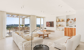 Sfeervol hedendaags Mediterraan luxe penthouse te koop met onbelemmerd panoramisch uitzicht in Nueva Andalucia, Marbella 71932 