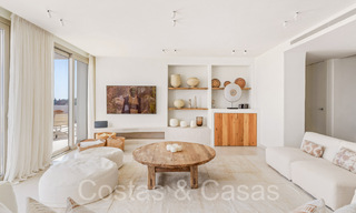 Sfeervol hedendaags Mediterraan luxe penthouse te koop met onbelemmerd panoramisch uitzicht in Nueva Andalucia, Marbella 71937 