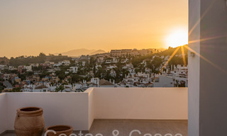 Sfeervol hedendaags Mediterraan luxe penthouse te koop met onbelemmerd panoramisch uitzicht in Nueva Andalucia, Marbella 71965 