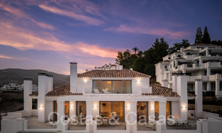 Sfeervol hedendaags Mediterraan luxe penthouse te koop met onbelemmerd panoramisch uitzicht in Nueva Andalucia, Marbella 71968 