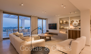 Sfeervol hedendaags Mediterraan luxe penthouse te koop met onbelemmerd panoramisch uitzicht in Nueva Andalucia, Marbella 71969 