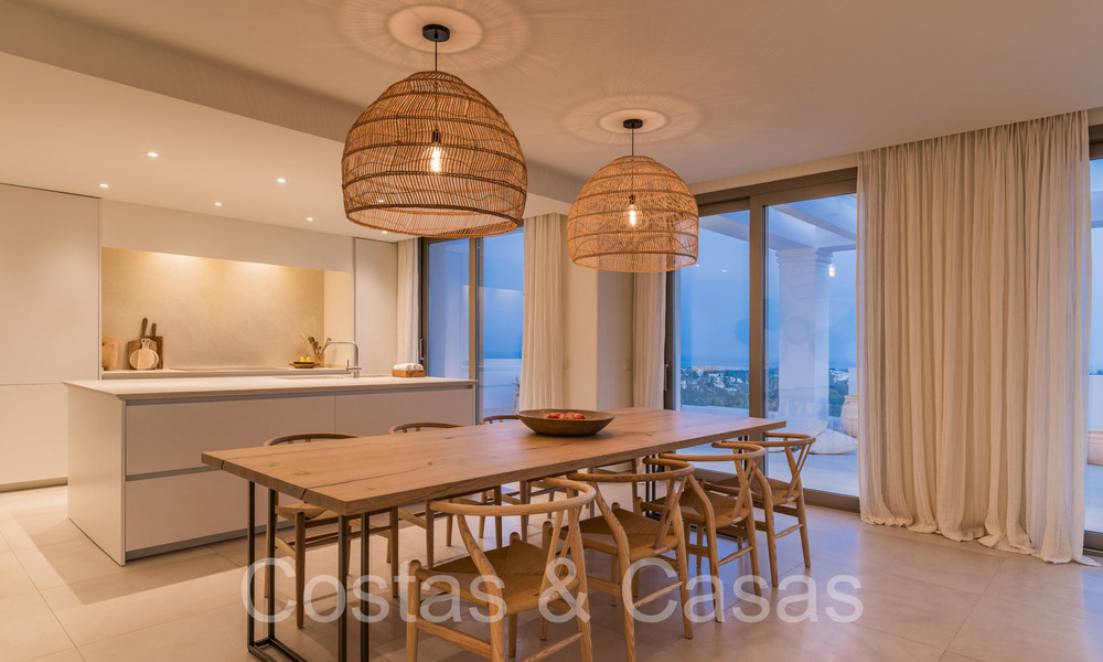 Sfeervol hedendaags Mediterraan luxe penthouse te koop met onbelemmerd panoramisch uitzicht in Nueva Andalucia, Marbella 71972