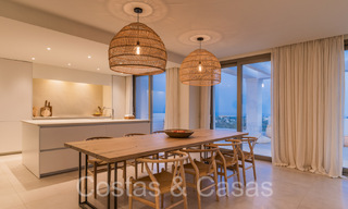 Sfeervol hedendaags Mediterraan luxe penthouse te koop met onbelemmerd panoramisch uitzicht in Nueva Andalucia, Marbella 71972 