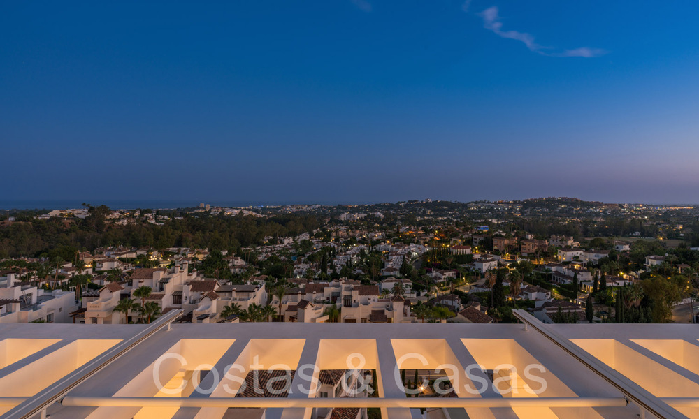 Sfeervol hedendaags Mediterraan luxe penthouse te koop met onbelemmerd panoramisch uitzicht in Nueva Andalucia, Marbella 71978