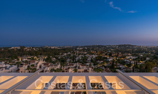 Sfeervol hedendaags Mediterraan luxe penthouse te koop met onbelemmerd panoramisch uitzicht in Nueva Andalucia, Marbella 71978 