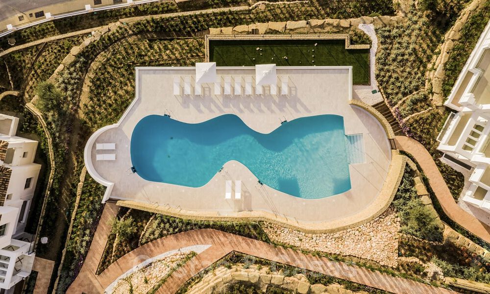 Sfeervol hedendaags Mediterraan luxe penthouse te koop met onbelemmerd panoramisch uitzicht in Nueva Andalucia, Marbella 71997