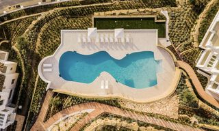 Sfeervol hedendaags Mediterraan luxe penthouse te koop met onbelemmerd panoramisch uitzicht in Nueva Andalucia, Marbella 71997 