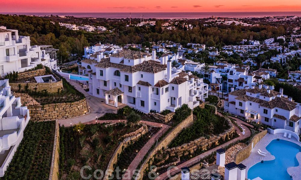 Sfeervol hedendaags Mediterraan luxe penthouse te koop met onbelemmerd panoramisch uitzicht in Nueva Andalucia, Marbella 71999