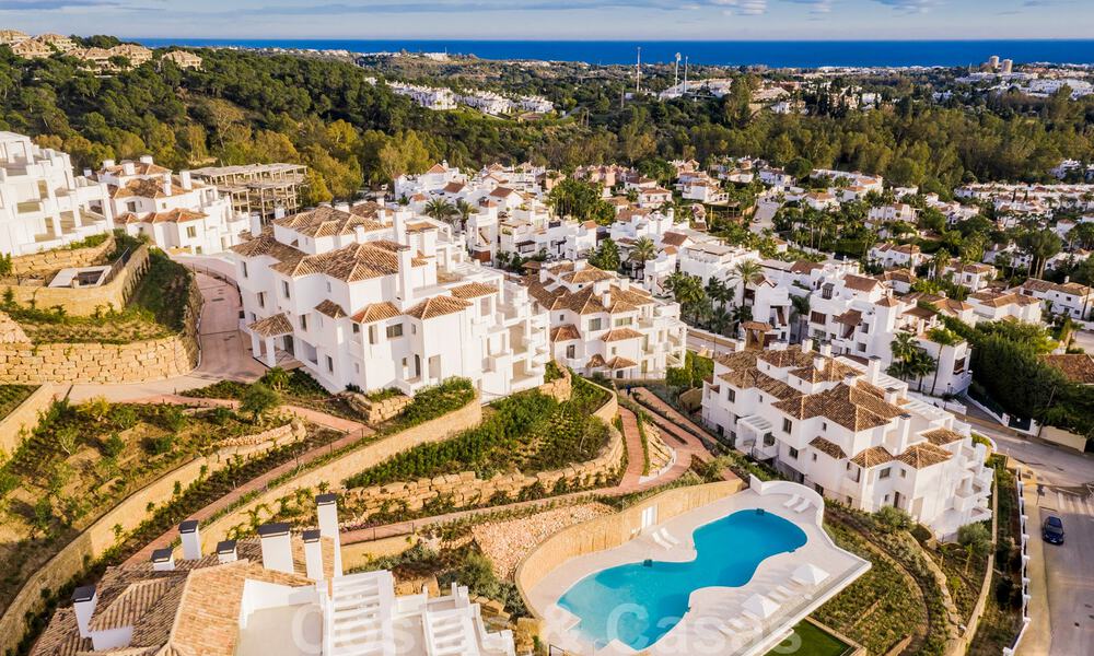 Sfeervol hedendaags Mediterraan luxe penthouse te koop met onbelemmerd panoramisch uitzicht in Nueva Andalucia, Marbella 72000