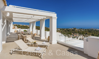 Sfeervol hedendaags Mediterraan luxe penthouse te koop met onbelemmerd panoramisch uitzicht in Nueva Andalucia, Marbella 72112 