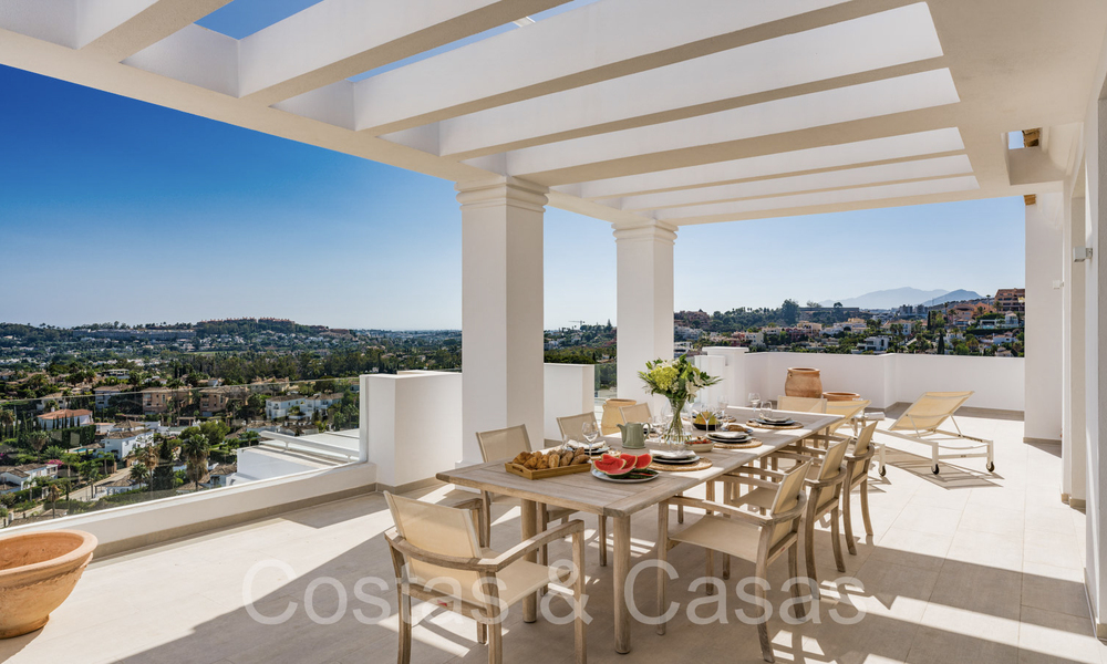 Sfeervol hedendaags Mediterraan luxe penthouse te koop met onbelemmerd panoramisch uitzicht in Nueva Andalucia, Marbella 72113