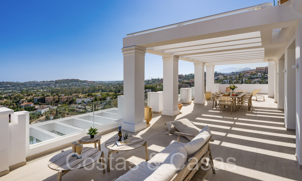 Sfeervol hedendaags Mediterraan luxe penthouse te koop met onbelemmerd panoramisch uitzicht in Nueva Andalucia, Marbella 72117