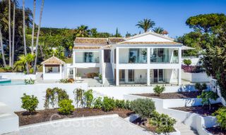 Mediterrane luxevilla te koop met grote tuin en bijgebouw, met zeezicht, dicht bij voorzieningen in Oost-Marbella 72087 