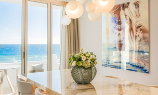 Prestigieus penthouse met frontaal zeezicht te koop, eerstelijnsstrand in Puente Romano, Golden Mile, Marbella 72335 