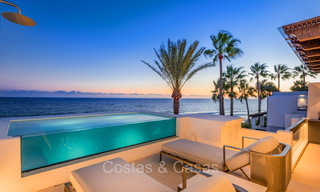 Prestigieus penthouse met frontaal zeezicht te koop, eerstelijnsstrand in Puente Romano, Golden Mile, Marbella 72340 