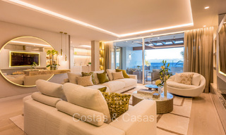 Prestigieus penthouse met frontaal zeezicht te koop, eerstelijnsstrand in Puente Romano, Golden Mile, Marbella 72341 