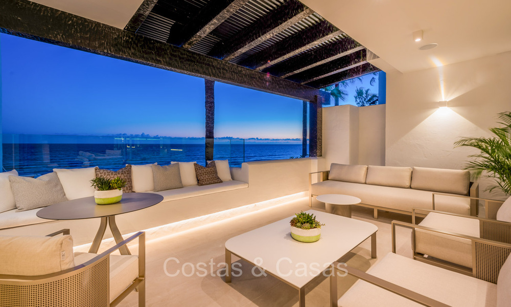 Prestigieus penthouse met frontaal zeezicht te koop, eerstelijnsstrand in Puente Romano, Golden Mile, Marbella 72357