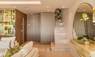 Prestigieus penthouse met frontaal zeezicht te koop, eerstelijnsstrand in Puente Romano, Golden Mile, Marbella 72366 