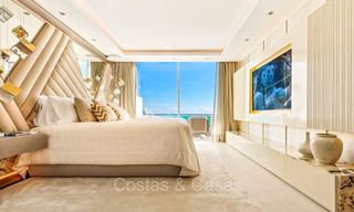 Prestigieus penthouse met frontaal zeezicht te koop, eerstelijnsstrand in Puente Romano, Golden Mile, Marbella 72378 