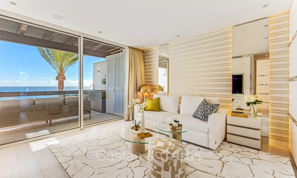 Prestigieus penthouse met frontaal zeezicht te koop, eerstelijnsstrand in Puente Romano, Golden Mile, Marbella 72381