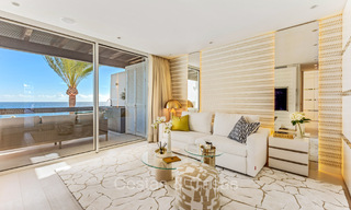 Prestigieus penthouse met frontaal zeezicht te koop, eerstelijnsstrand in Puente Romano, Golden Mile, Marbella 72381 