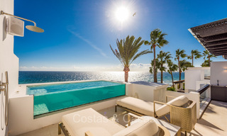 Prestigieus penthouse met frontaal zeezicht te koop, eerstelijnsstrand in Puente Romano, Golden Mile, Marbella 72383 