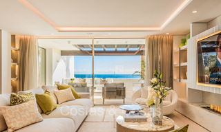 Prestigieus penthouse met frontaal zeezicht te koop, eerstelijnsstrand in Puente Romano, Golden Mile, Marbella 72387 