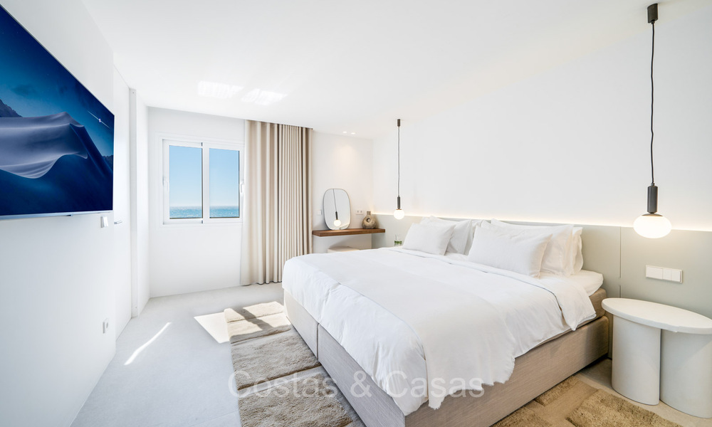 Prachtig gerenoveerd appartement met ruim terras te koop met prachtig uitzicht in de haven van Puerto Banus, Marbella 72602