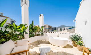 Prachtig gerenoveerd appartement met ruim terras te koop met prachtig uitzicht in de haven van Puerto Banus, Marbella 72618 