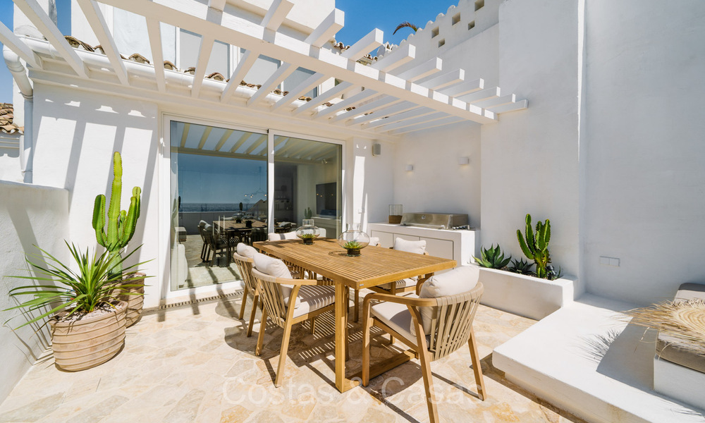 Prachtig gerenoveerd appartement met ruim terras te koop met prachtig uitzicht in de haven van Puerto Banus, Marbella 72622