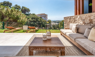 Instapklaar, modern, elegant tuinappartement met privétuin en zeezicht te koop in Oost Marbella 72732 