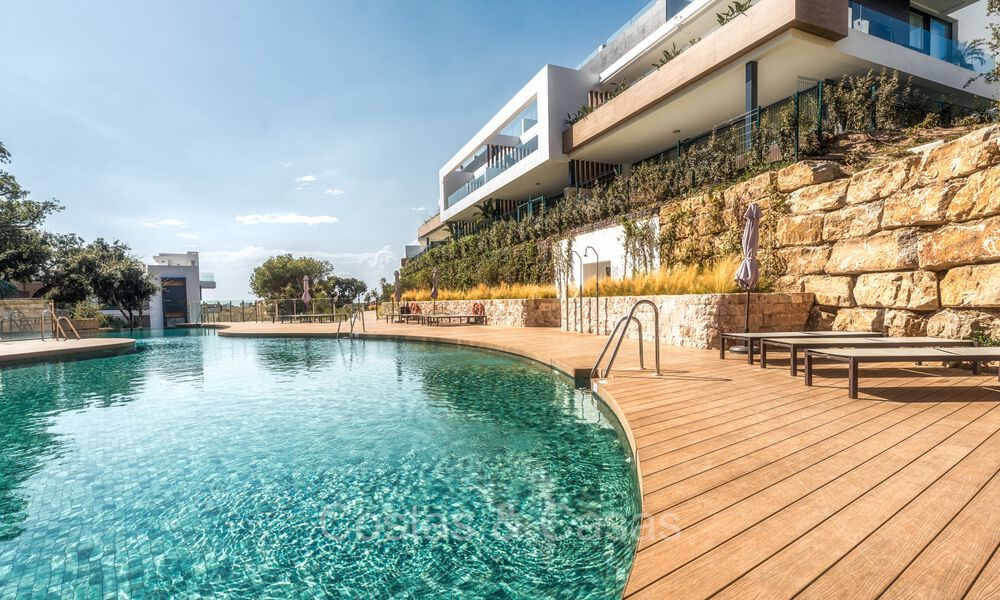 Instapklaar, modern, elegant tuinappartement met privétuin en zeezicht te koop in Oost Marbella 72739