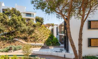 Instapklaar, modern, elegant tuinappartement met privétuin en zeezicht te koop in Oost Marbella 72741 