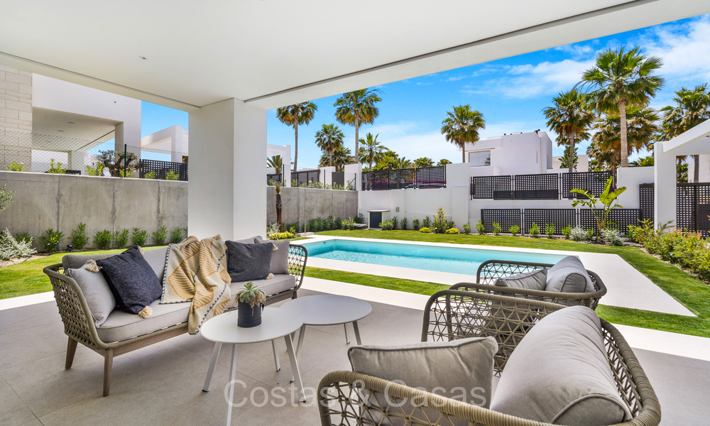 Instapklare, modernistische luxevilla te koop in Oost Marbella 72764