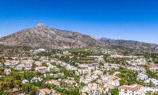 Prestigieus herenhuis te koop in een exclusieve ‘pueblo-stijl’ urbanisatie op Marbella’s Golden Mile 73199 