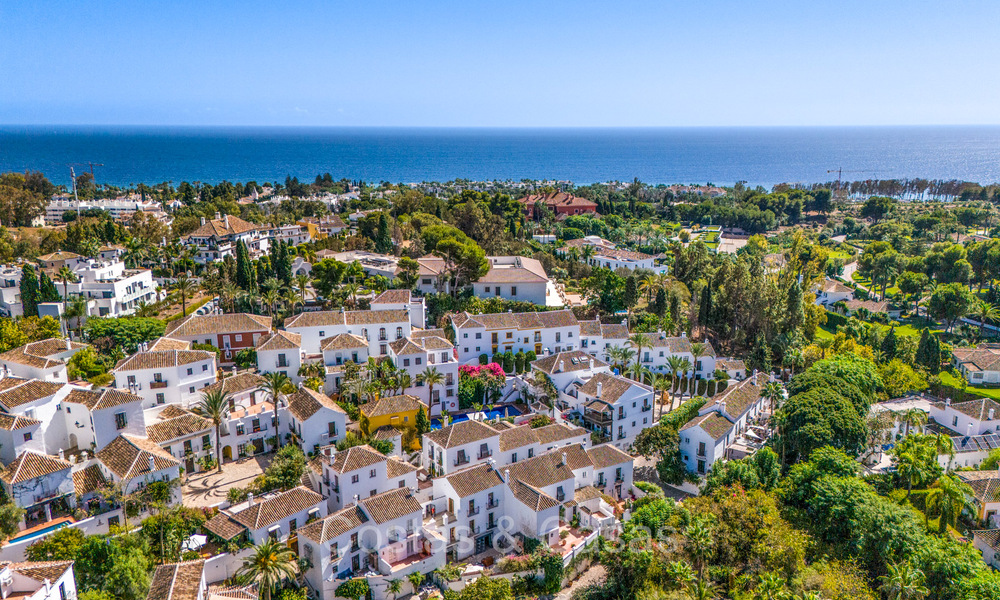 Prestigieus herenhuis te koop in een exclusieve ‘pueblo-stijl’ urbanisatie op Marbella’s Golden Mile 73200